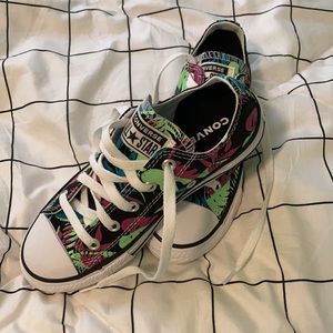 NEVER WORN Kids Size 1 low rise Converse Tropical leaves print